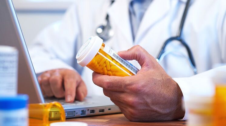 Il medico prescrive un farmaco per la prostatite